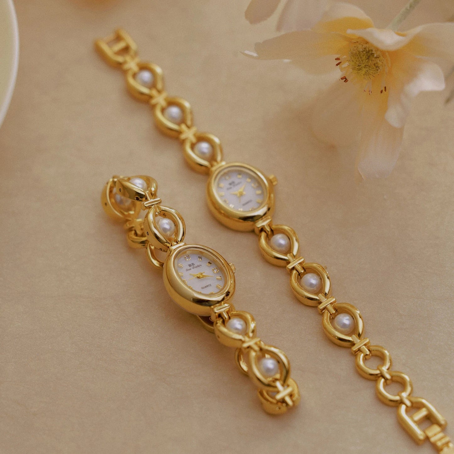 Montre bracelet en perles LUMÉA avec une touche dorée