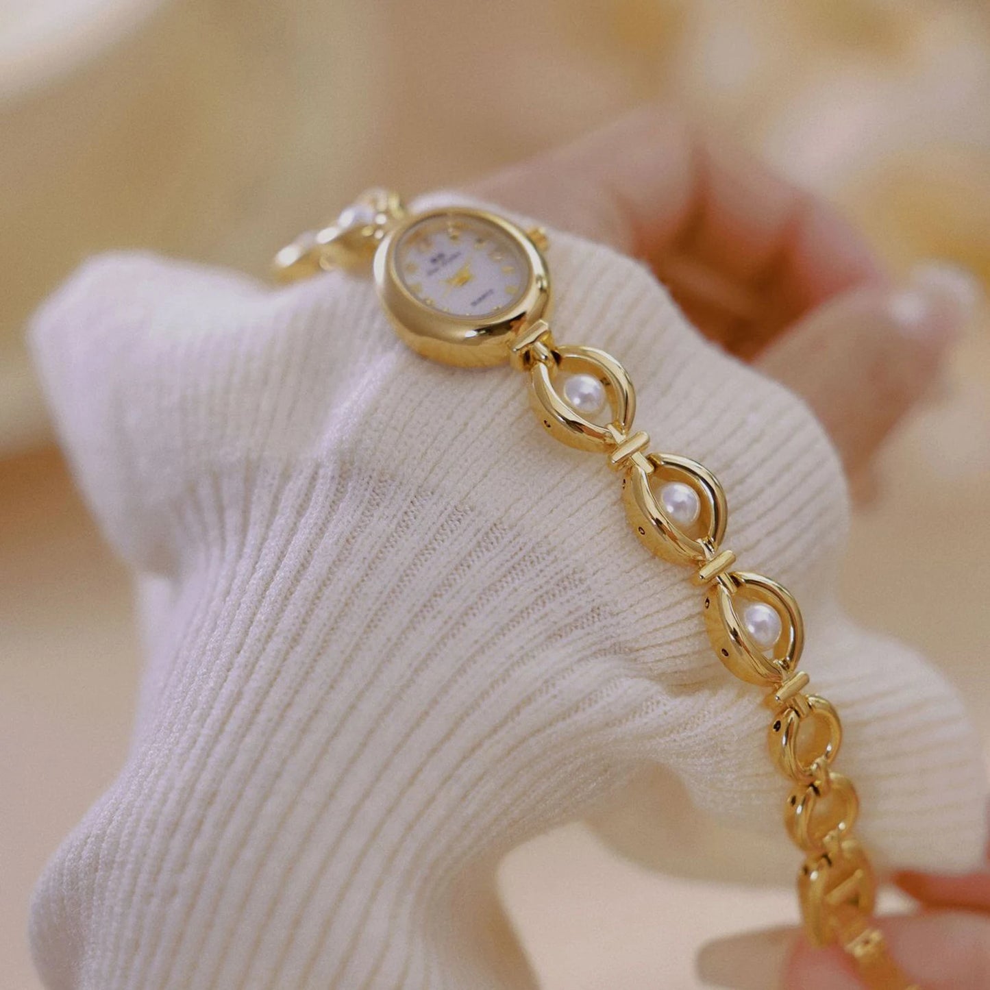 Montre bracelet en perles LUMÉA avec une touche dorée